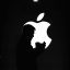 Apple logo sort baggrund mand sidder foran logoet
